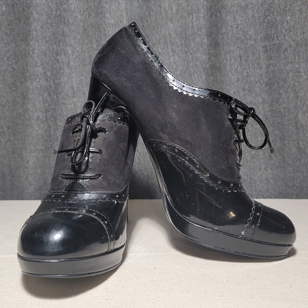 👠 Tahari Black Heels